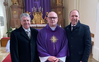 Gruppenfoto mit Pfarrer Krzysztof Lasota, Vize-Bgm. Glatzl und Bgm Rottensteiner