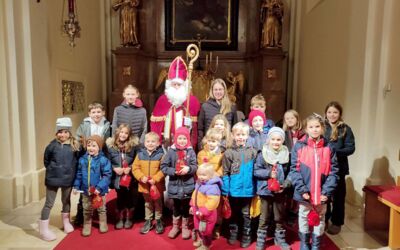 Foto vom Nikolaus und einigen Kindern der Gemeinde