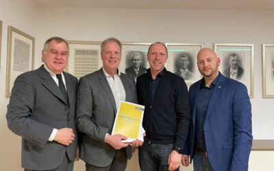 Die Volkspartei Niederösterreich gratuliert Herrn Sauerwein zum 60. Geburtstag und überreicht eine Urkunde